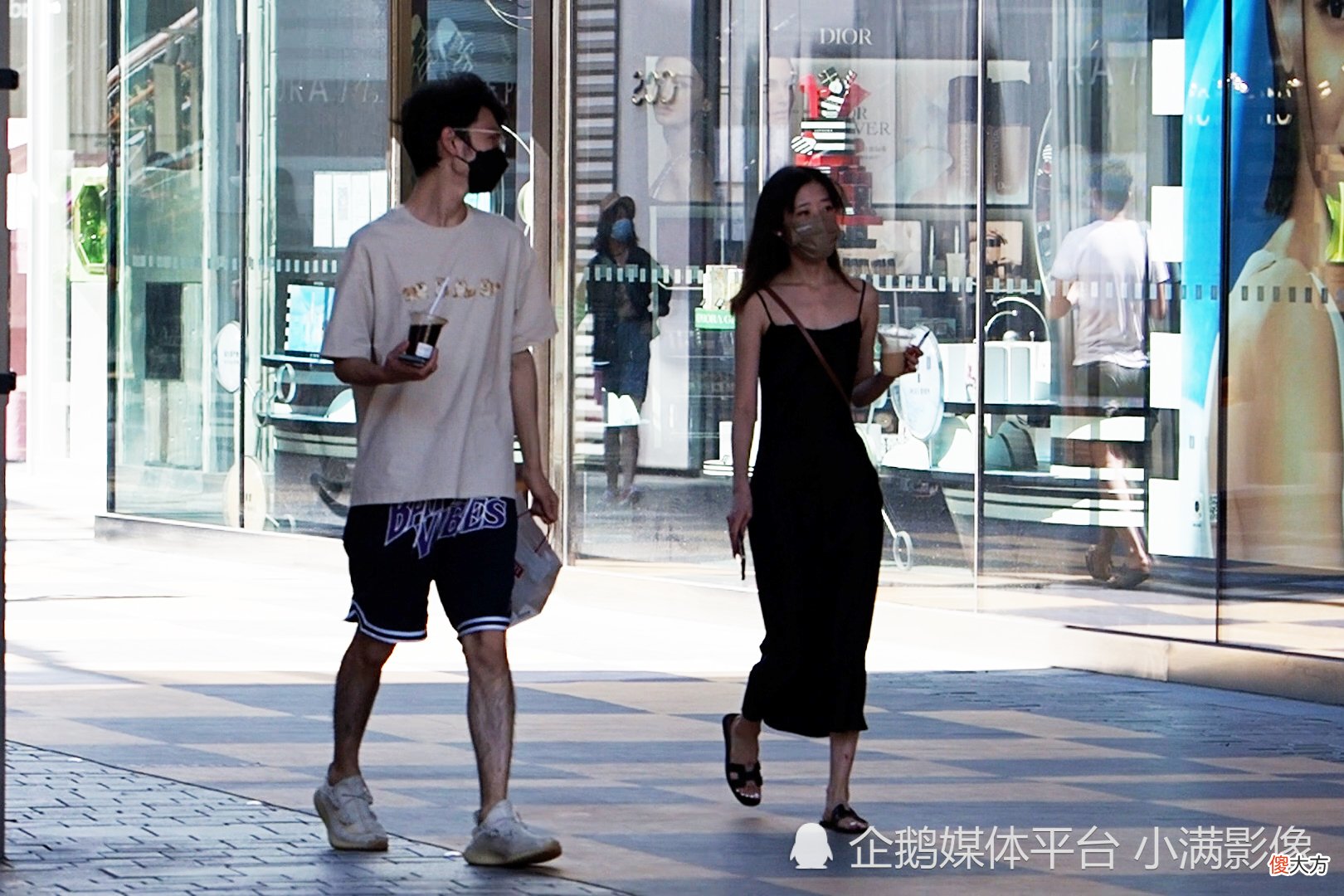 【时尚一点】连衣裙的款式颜色多种多样，如何选择？几位女生给予完美诠释