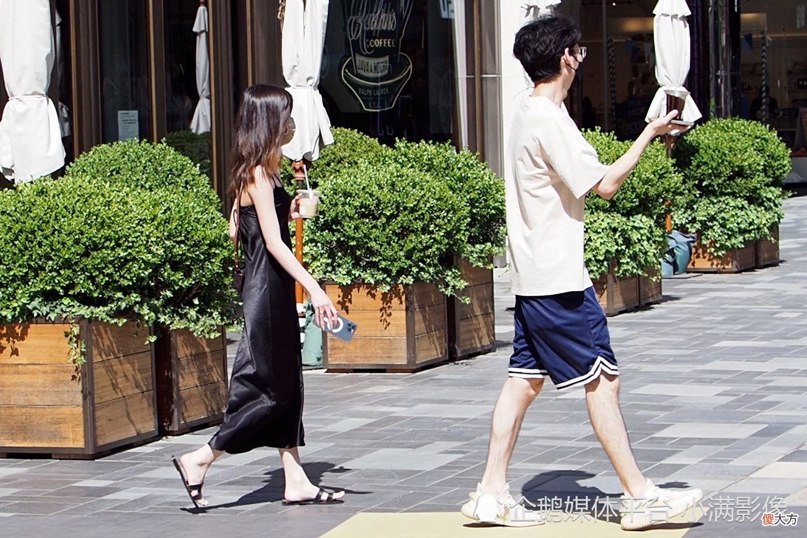 【时尚一点】连衣裙的款式颜色多种多样，如何选择？几位女生给予完美诠释