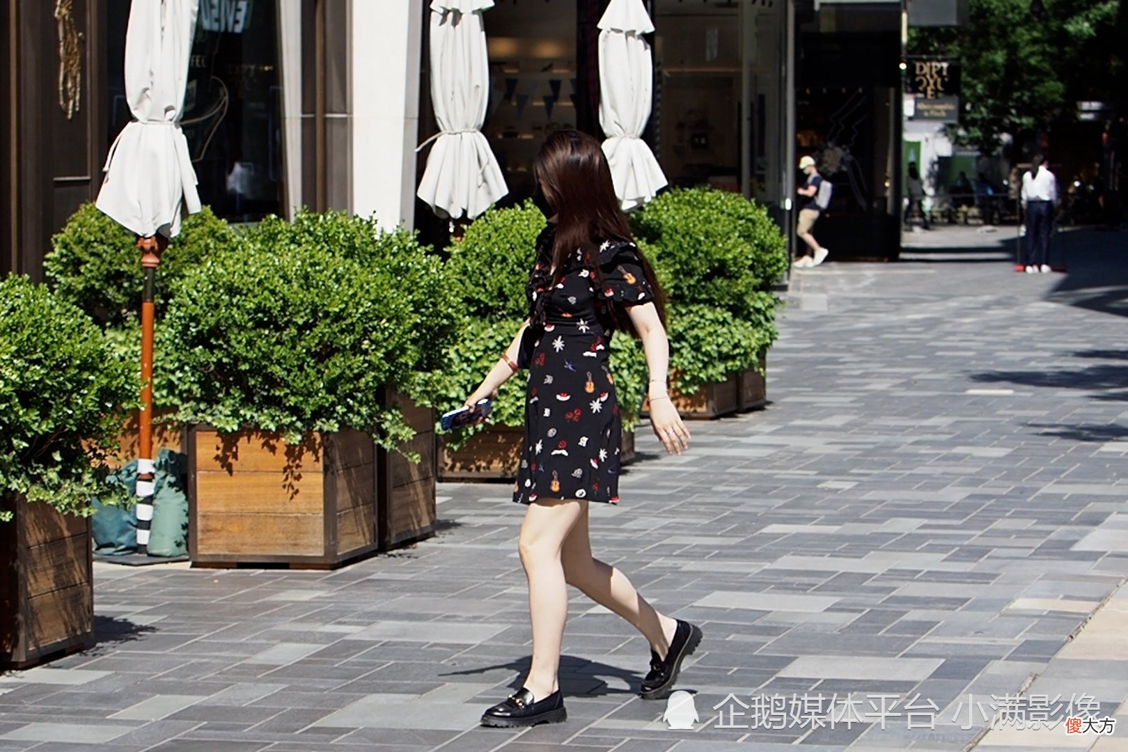 【时尚一点】连衣裙的款式颜色多种多样，如何选择？几位女生给予完美诠释