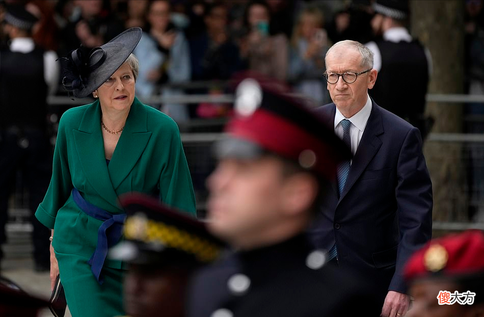 【时尚一点】6任英国首相齐聚王室典礼！梅姨罕见穿裙好惊艳，不输第一夫人们