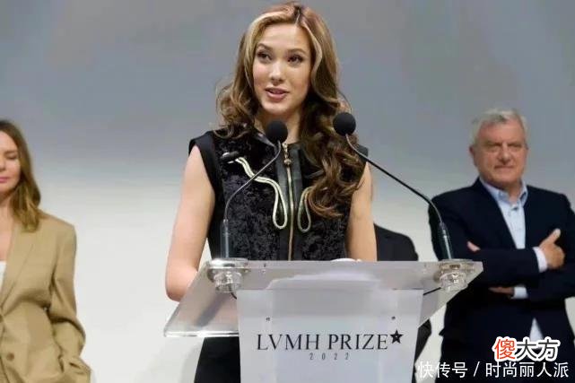 【时尚一点】谷爱凌首次担任颁奖嘉宾！穿短裙亮相，和“大魔王”同框气场不输