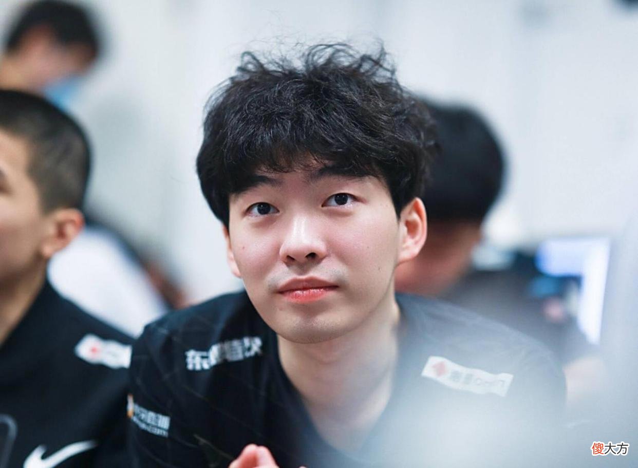 【游戏迷】前RNG中单花500巨款开团Faker，RNG老粉看笑了：果子哥怎么大方了