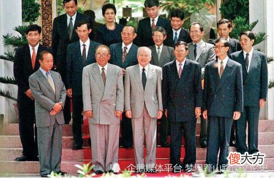 【爱历史】这张有西哈努克国王的合影，拉那烈亲王和桑兰西为何要这样做？