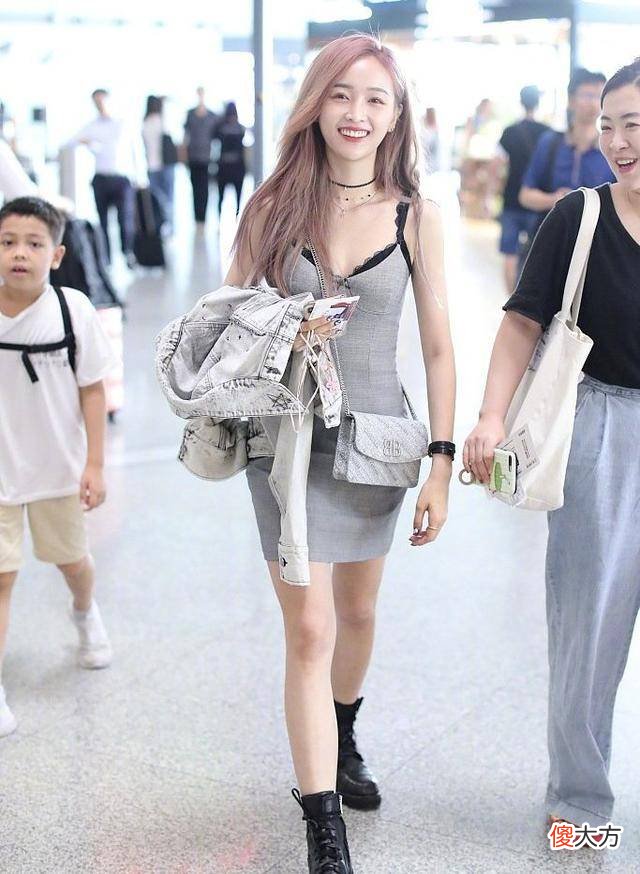 【就爱时尚】吴宣仪转型走时尚路线，衣服裙款式简单又大气，看着撩人极了