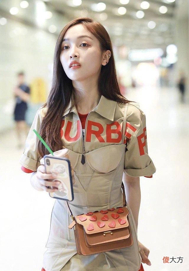 【就爱时尚】吴宣仪转型走时尚路线，衣服裙款式简单又大气，看着撩人极了