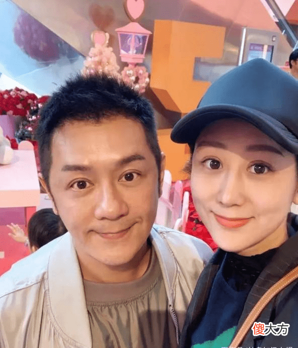 【时尚一点】36岁蒋丽莎近照曝光，陈浩民抱着女儿在后面“抢镜”