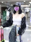 【就爱时尚】钟丽缇机场穿搭，连体裤提升钟丽缇曼妙的身姿凸显十足的女人味