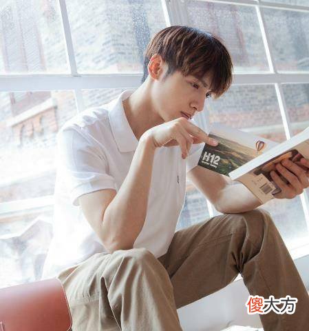 【就爱时尚】罗云熙厉害了，西装里面搭配高领衫，穿出另一番气质