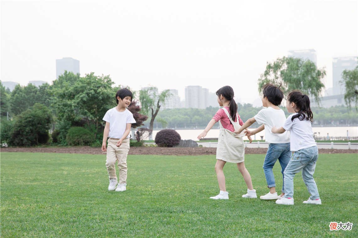 邻居家孩子粗鲁、傲慢、没礼貌，我是这样阻止我家孩子跟她玩的