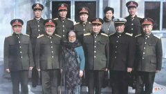【爱历史】2001年，85岁的薛明非要参加儿子贺鹏飞遗体告别，一句话让人泪奔
