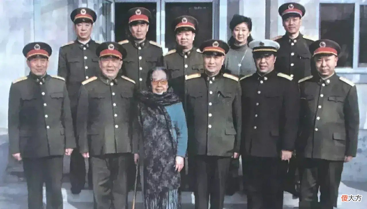 【爱历史】2001年，85岁的薛明非要参加儿子贺鹏飞遗体告别，一句话让人泪奔
