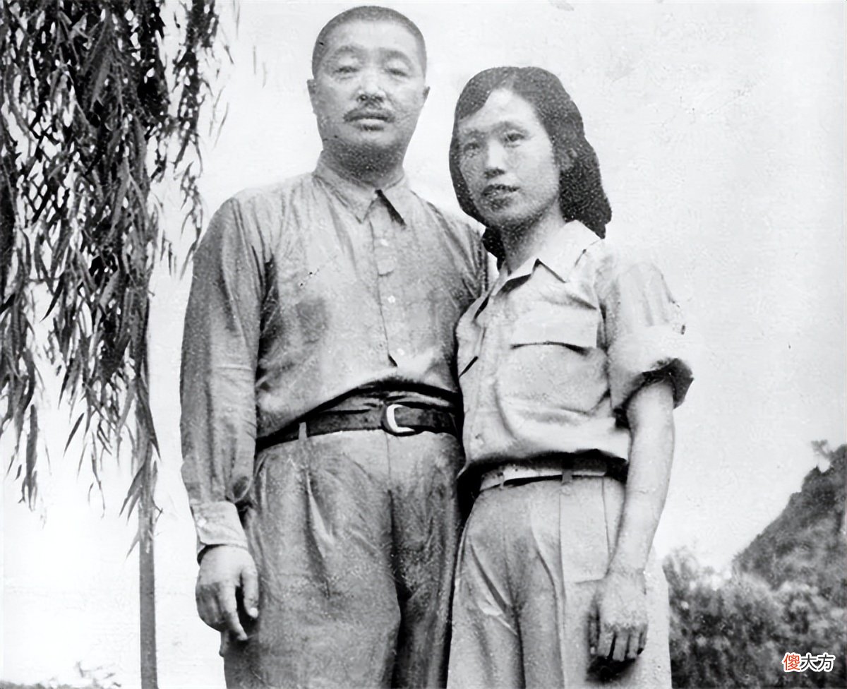 【爱历史】2001年，85岁的薛明非要参加儿子贺鹏飞遗体告别，一句话让人泪奔