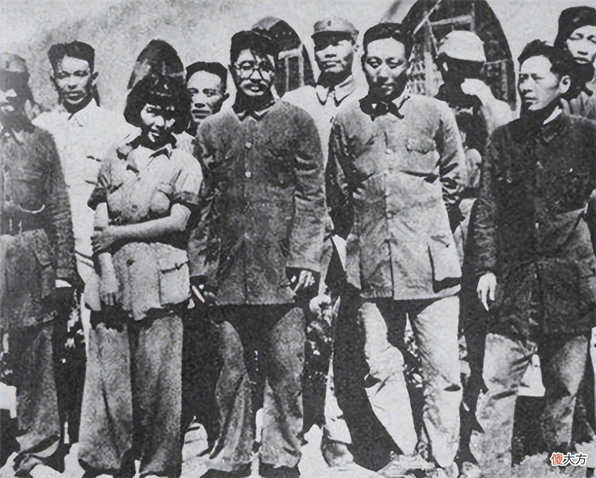 【爱历史】2001年，85岁的薛明非要参加儿子贺鹏飞遗体告别，一句话让人泪奔