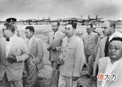 【历史故事】1955年，周总理专机抵达印尼，黄镇大使为何让周总理坐第二辆车