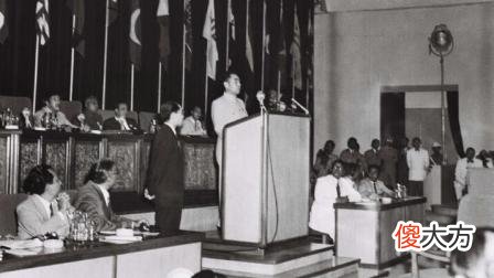 【历史故事】1955年，周总理专机抵达印尼，黄镇大使为何让周总理坐第二辆车
