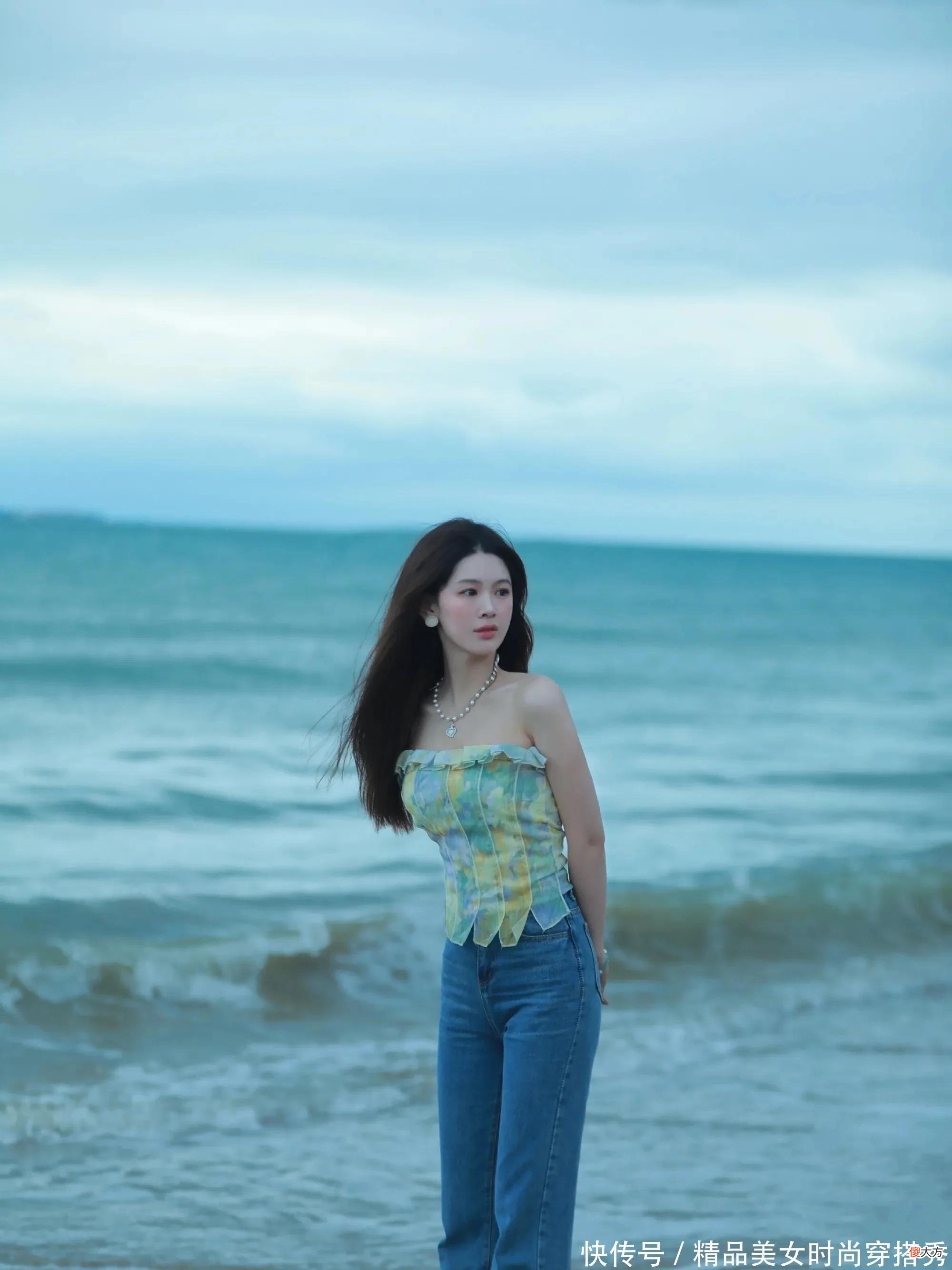 【时尚一点】美女一身牛仔穿搭，上身束胸小衫，时尚感十足，魅力无限！