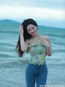 【时尚一点】美女一身牛仔穿搭，上身束胸小衫，时尚感十足，魅力无限！