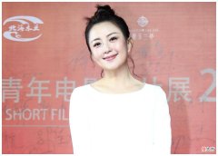 【就爱时尚】44岁的杨童舒“少女脸”不老，白色连衣裙智力，气质温柔清新