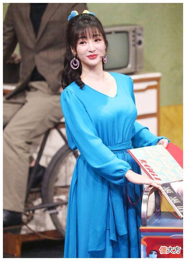 【时尚一点】蓝色的连衣裙，穿银色高跟鞋，带你到90年代