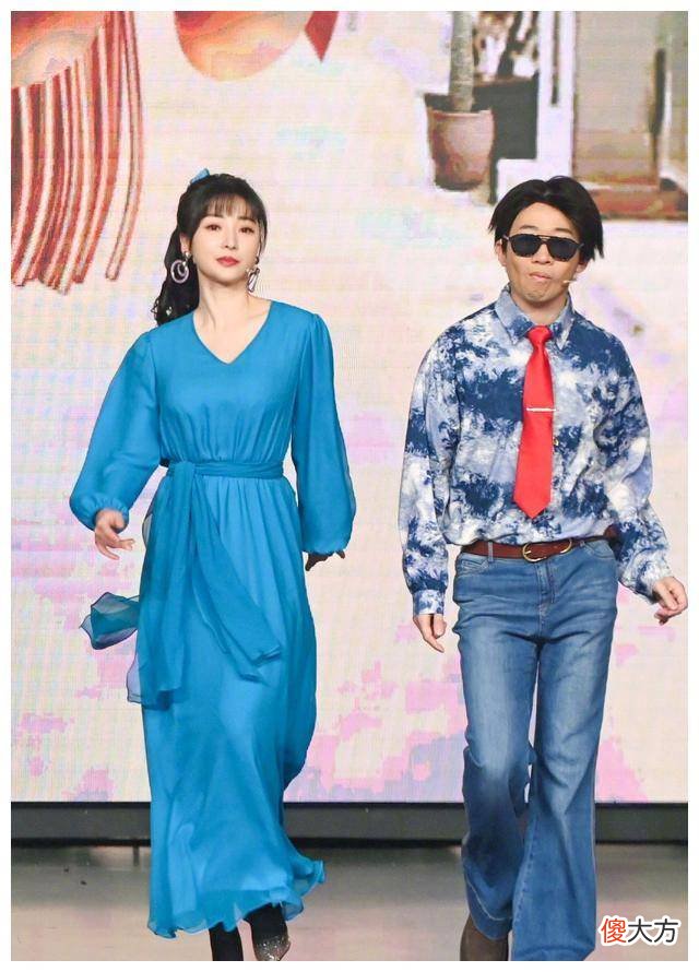 【时尚一点】蓝色的连衣裙，穿银色高跟鞋，带你到90年代
