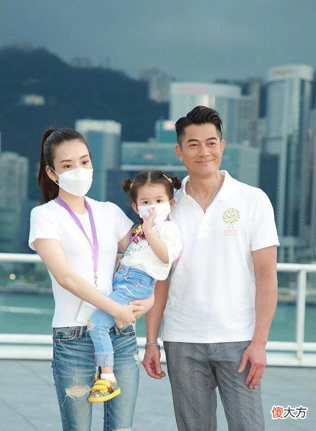 【时尚一点】天王嫂晒美照，纯白泡泡袖搭配jk裙，反而嫩得像小花一样