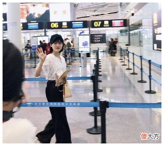 【就爱时尚】简单的服装搭配高跟鞋，不仅看起来又高又瘦，还在等什么？