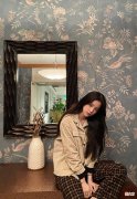 【时尚一点】欧阳娜娜穿灯芯绒衬衫格纹长裤，微卷发显女神范儿