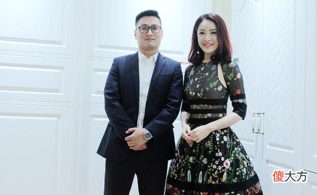 【就爱时尚】向华强的侄女身穿碎花裙，简直是阿太美了