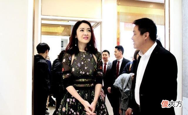【就爱时尚】向华强的侄女身穿碎花裙，简直是阿太美了