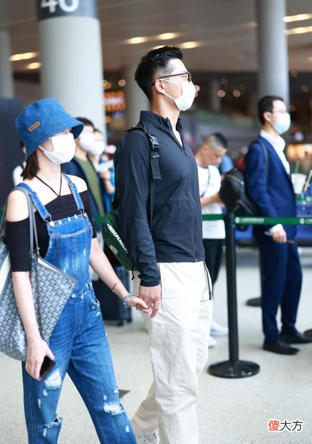 【时尚一点】何超莲的露肩装怎么穿才能显得性感迷人？