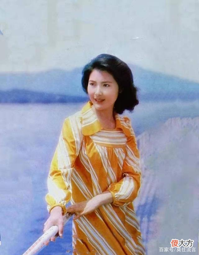【就爱时尚】姜黎黎的吊带百搭半裙，清爽不过时
