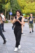 【就爱时尚】宽松的黑色长裤，搭配白色粗跟短靴，鞋子的分趾设计很独特