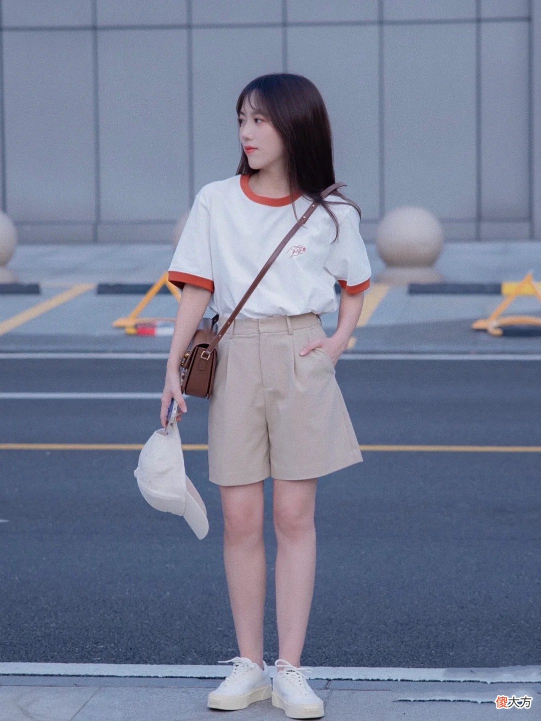 【时尚一点】四五十岁的女人别“扮嫩”，夏天有这三件T恤就够了，清爽又体面