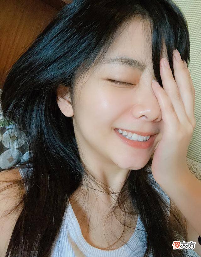【就爱时尚】谭松韵怼脸镜头下依旧水润到爆，单单红唇反而会显得她更加俏皮