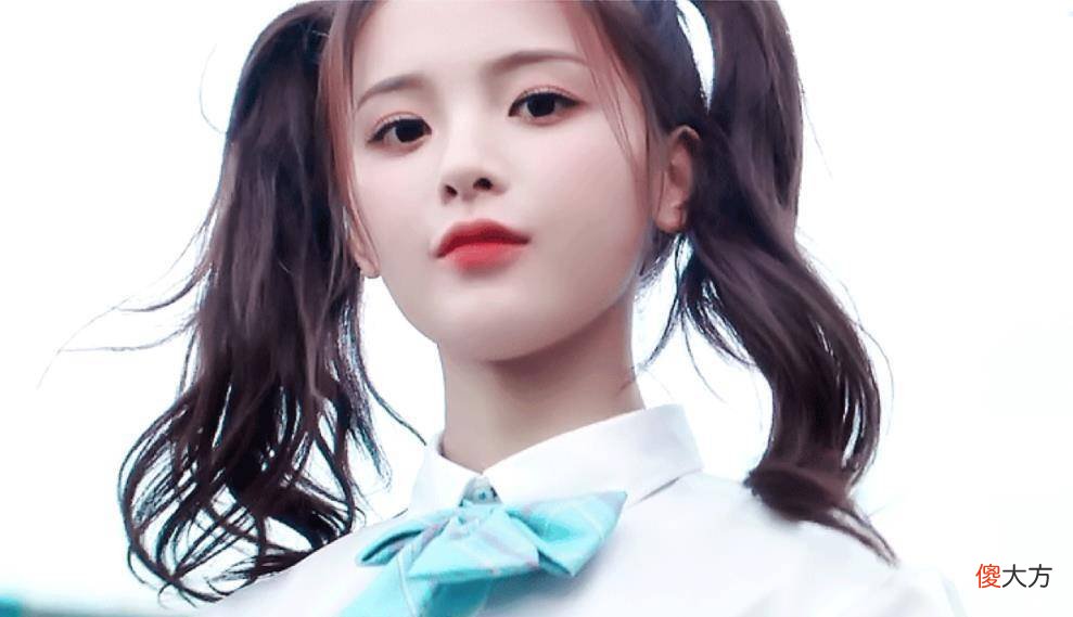 【就爱时尚】火箭少女杨超越穿牛仔时尚连衣裙露面，网友：哪里的大舞台吗