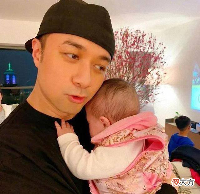 【就爱时尚】古巨基大方晒全家福，52岁妻子高龄产子不容易，儿子正脸首次曝