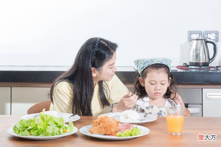 7岁女童积食险些肠坏死，儿科专家：尽早远离3种食物，对娃娃好