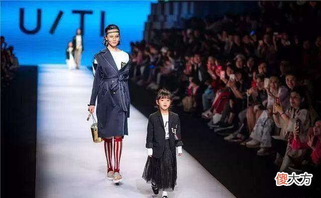 【就爱时尚】黄奕女儿黄芊玲t台走秀，网友：越来越漂亮，越来越长开了