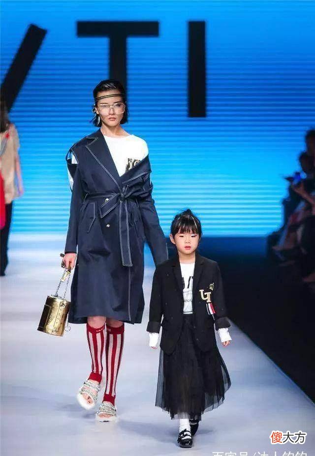 【就爱时尚】黄奕女儿黄芊玲t台走秀，网友：越来越漂亮，越来越长开了