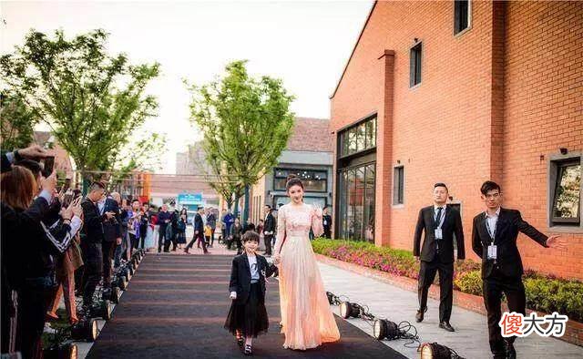 【就爱时尚】黄奕女儿黄芊玲t台走秀，网友：越来越漂亮，越来越长开了