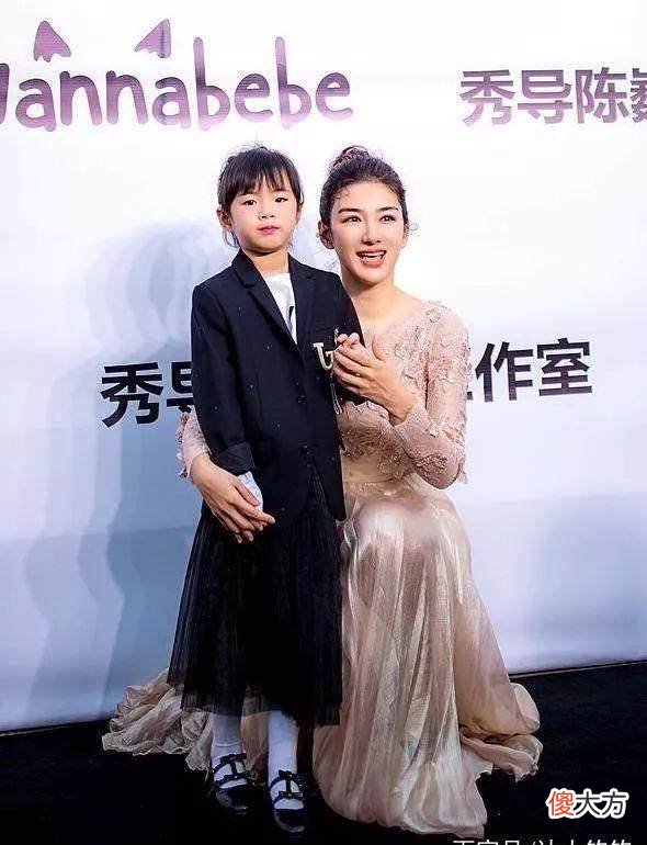 【就爱时尚】黄奕女儿黄芊玲t台走秀，网友：越来越漂亮，越来越长开了