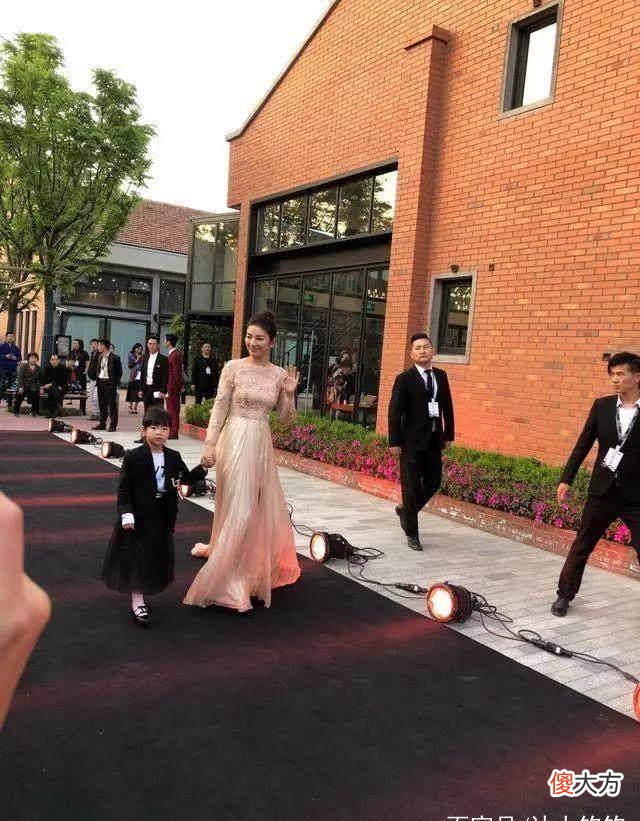 【就爱时尚】黄奕女儿黄芊玲t台走秀，网友：越来越漂亮，越来越长开了