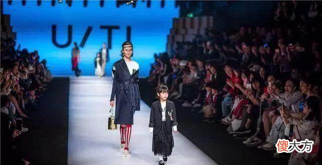【就爱时尚】黄奕女儿黄芊玲t台走秀，网友：越来越漂亮，越来越长开了