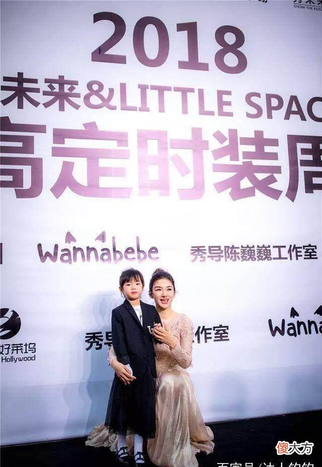 【就爱时尚】黄奕女儿黄芊玲t台走秀，网友：越来越漂亮，越来越长开了