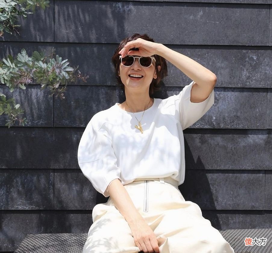 【时尚一点】中年女人穿衣在精不在多，借鉴日本主妇的极简衣橱清单，优雅高级