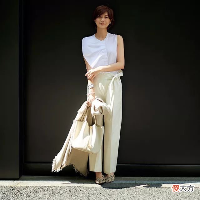 【时尚一点】中年女人穿衣在精不在多，借鉴日本主妇的极简衣橱清单，优雅高级