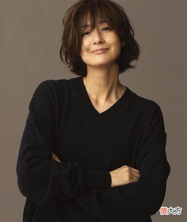 【时尚一点】中年女人穿衣在精不在多，借鉴日本主妇的极简衣橱清单，优雅高级