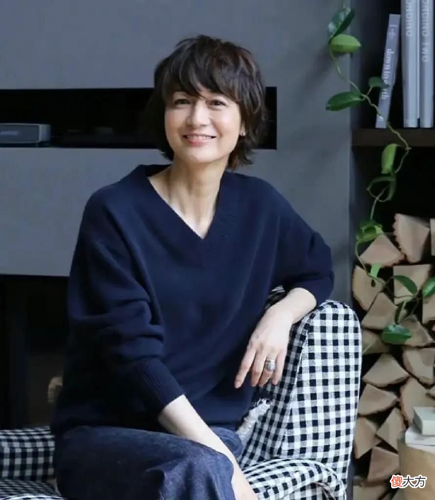 【时尚一点】中年女人穿衣在精不在多，借鉴日本主妇的极简衣橱清单，优雅高级