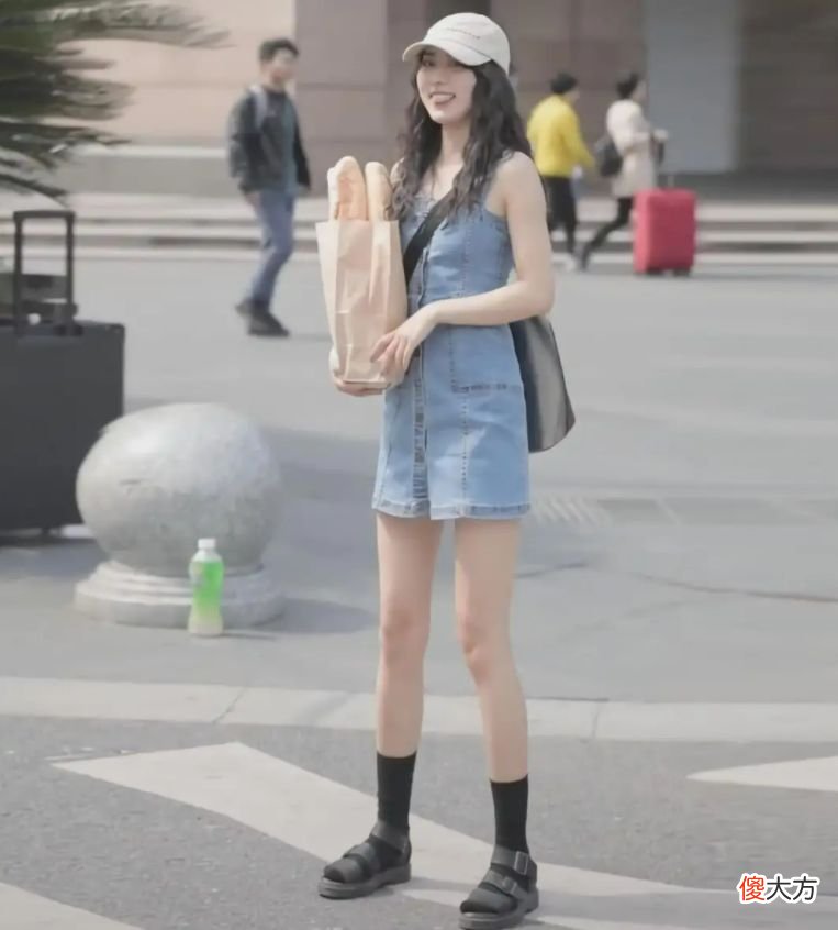 【就爱时尚】躲过了老爹鞋，却没躲过夏天的“老爹凉鞋”！搭配裙子裤子都时髦