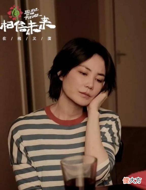 【时尚一点】王菲一身横条纹衬衫造型吸粉无数，少女时代都不落下